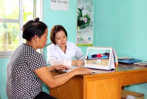 Cán bộ Y tế xã Yên Mông tư vấn cho chị em phụ nữ  các biện pháp chăm sóc thai nhi.